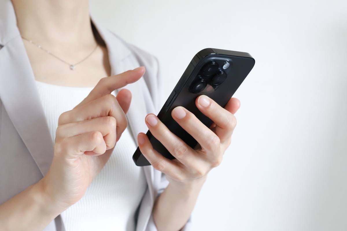 スマートフォンを操作する女性