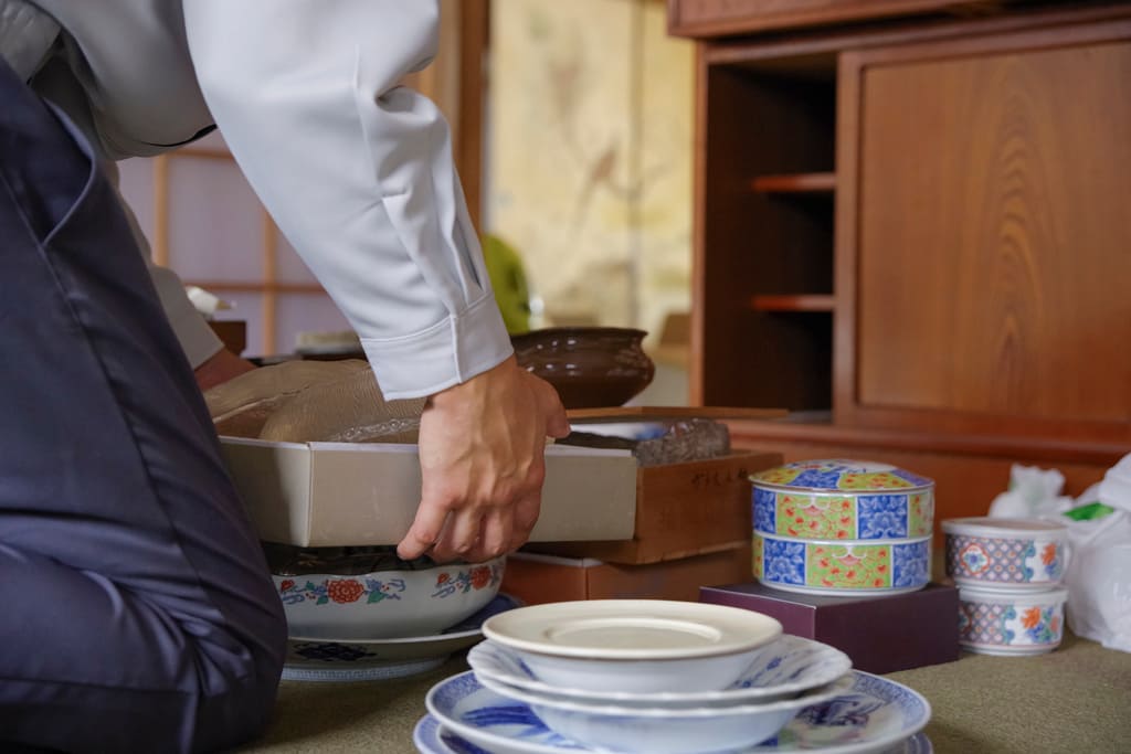 室内で品物を整理するスタッフ
